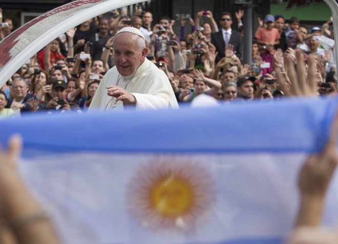 Bandeira argentina é levantada para saudar o papa | 