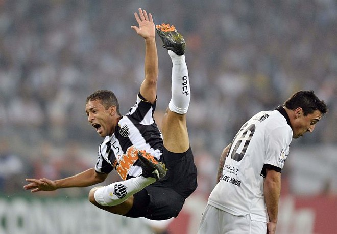 Pierre, do ATlético-MG, sofre falta de Salgueiro, do Olimpia |