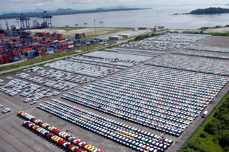 Pátio de veículos em Paranaguá: setor automotivo avançou 16,1% em maio | AEN