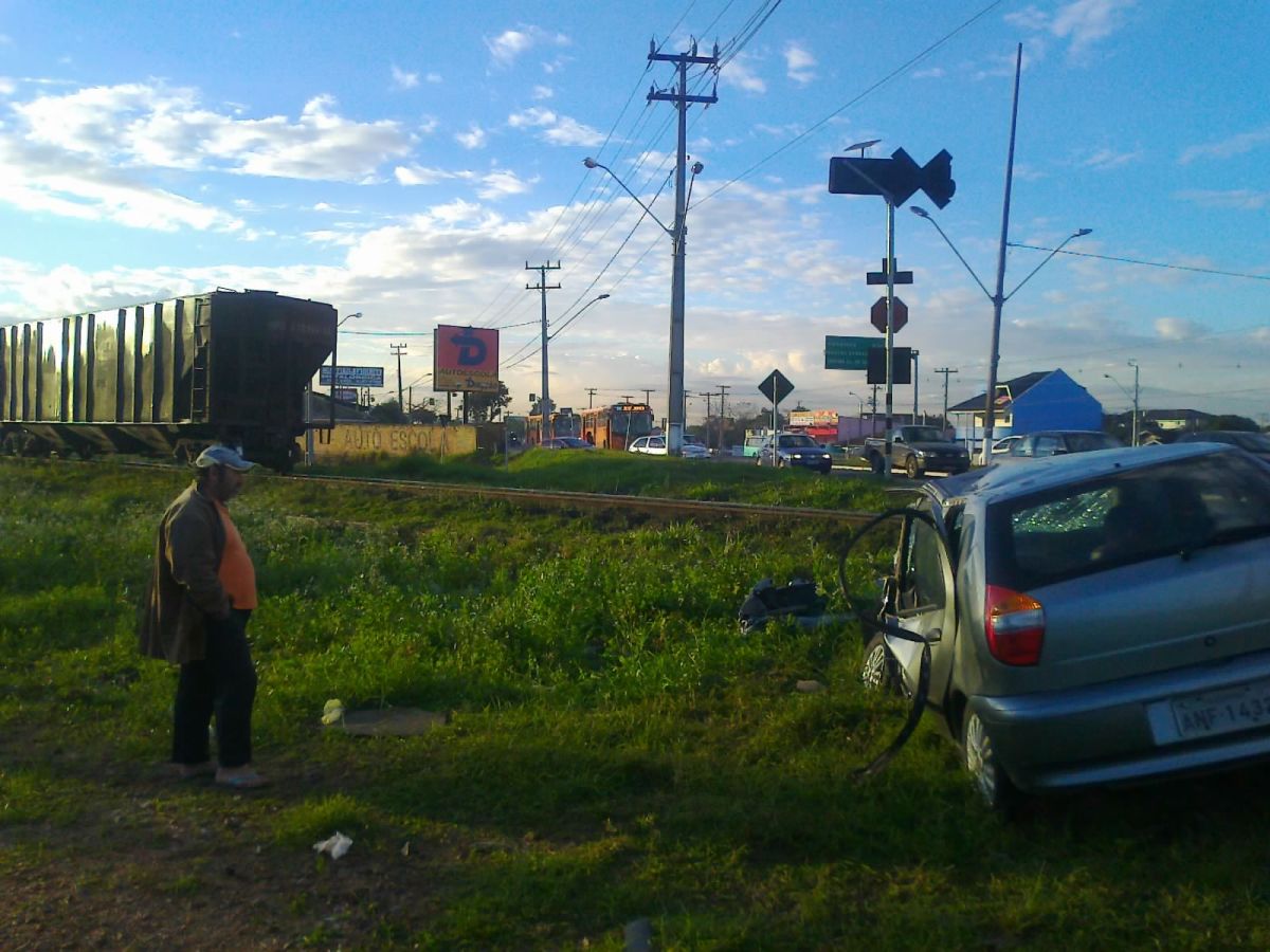 Na PR-415, conhecida como Rodovia Leopoldo Jacomel, batida ocorreu entre um carro e um trem, no quilômetro quatro, próximo ao supermercado Carrefour da cidade vizinha à capital | Aniele Nascimento / Gazeta do Povo