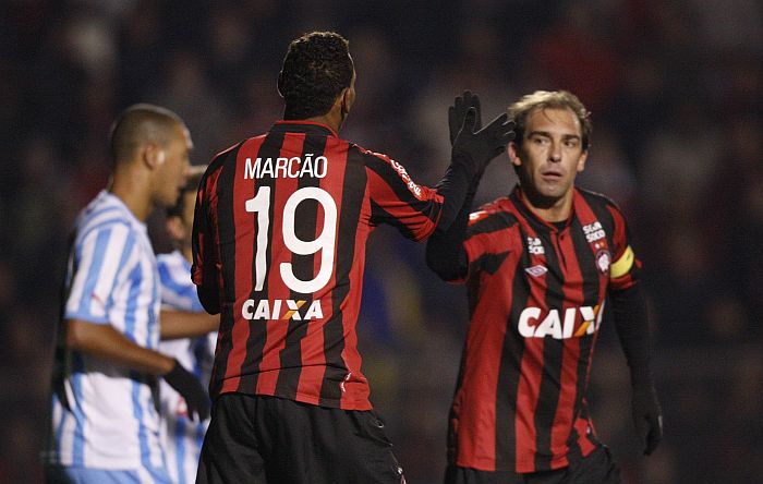 Paulo Baier comemora com Marcão o primeiro gol do Atlético diante do Paysandu | Hugo Harada / Gazeta do Povo