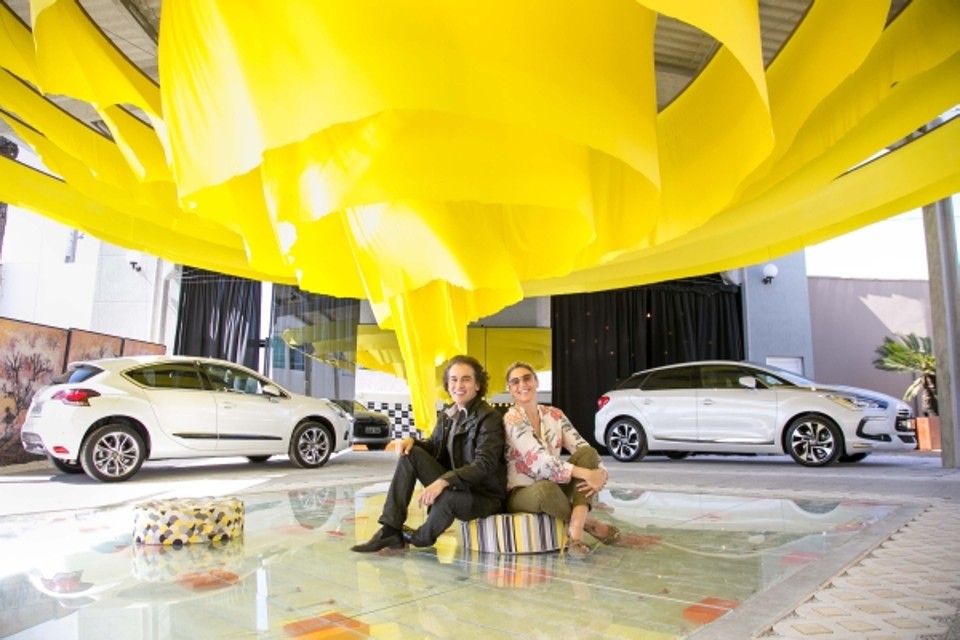 O ambiente do arquiteto Wilson Pinto dará as boas-vindas ao público que for à Casa Cor Paraná a partir de sexta-feira. Ele assina o Hall de Entrada e Saída. Entre os elementos usados na decoração estão dois modelos da Citroën. Com ele na foto, a gerente de marketing da concessionária Citroën Provence Centro Cívico, Elia Moreira | Celso Pilati