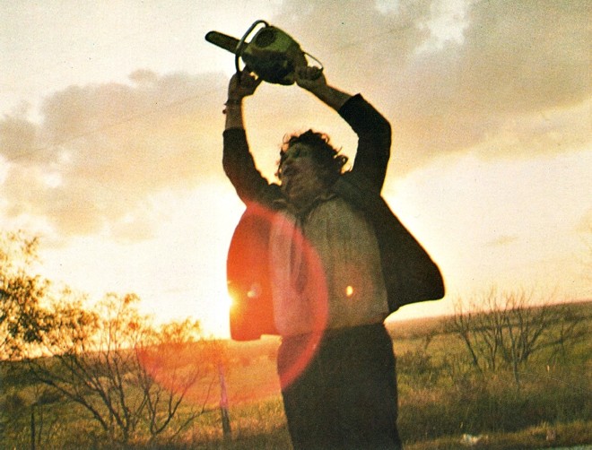 Clássico: o terrível Leatherface bailando com sua serra elétrica |
