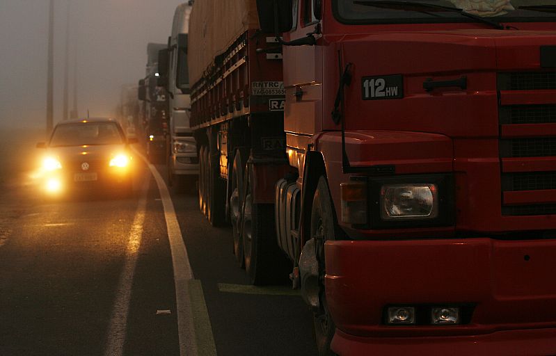 Caminhoneiros bloquearam a PR-151, em Carambeí, na tarde desta quarta-feira (3). Porém, a forte neblina obrigou os manifestantes a encerrar o protesto mais cedo | Josué Teixeira/Gazeta do Povo