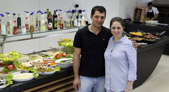 Sirlei e o marido, Gilberto: antes de abrir restaurante, empresária pesquisou o bairro e o público | Irene Roiko/Gazeta do Povo