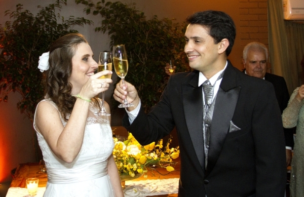 O jornalista Odilon Araújo, repórter e apresentador da RPC TV Curitiba, casou no último sábado com a arquiteta Susana Fischer em cerimônia reservada no Bistrô Duchamp. Íntimo do microfone, ele cantou para ela a música Pãozinho de açúcar, de Martinho da Vila | Valterci Santos