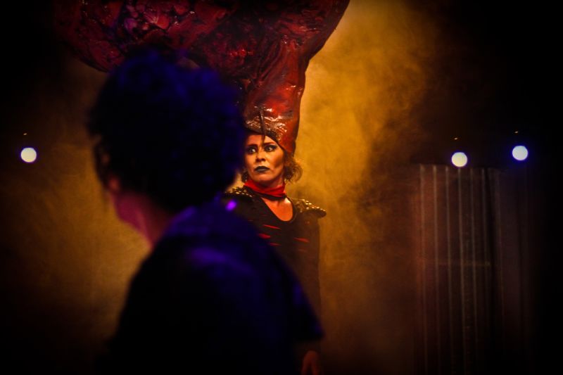 Clarissa e Patrícia (ao fundo) contracenam no primeiro capítulo da trilogia | Marco Novack/Divulgação