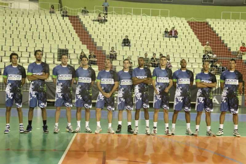 Jogadores do Moda Maringá na apresentação do time ne manhã desta terça-feira | Walter Fernandes / Gazeta Maringá