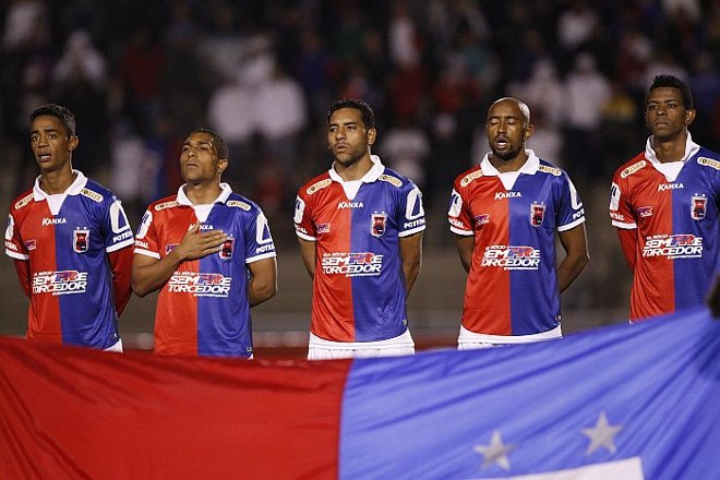 Paranistas perfilados na hora do hino contra o América-RN |