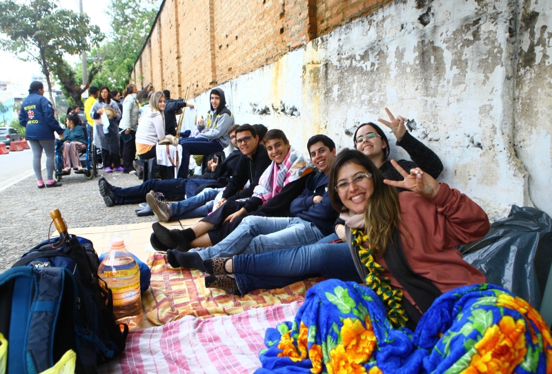 Dezenas de fiéis aguardavam na fila ontem à tarde para ter o privilégio de assistir à missa do papa | Flávio Pereira/Estadão