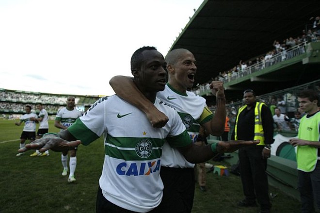 Capitão Alex não poupou elogios a Geraldo após o gol da vitória no Atletiba |