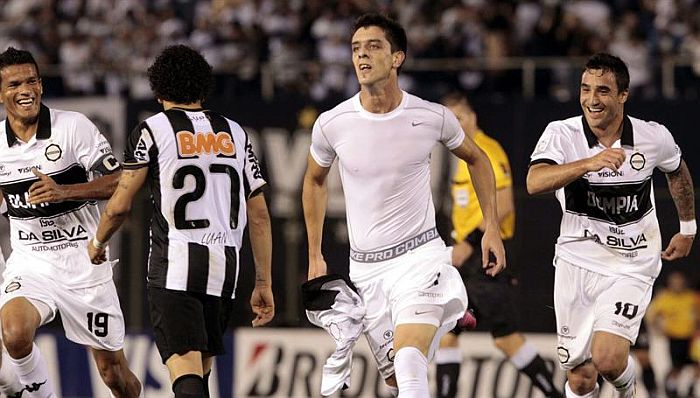 Alejandro Silva comemora gol na vitória do Olimpia na primeira partida final com o Atlético-MG | Andrés Cristaldo / EFE