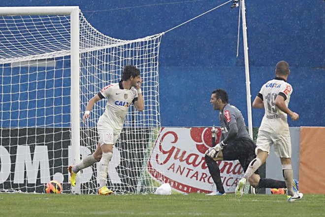 Pato comemora gol de empate sobre o Atlético. |