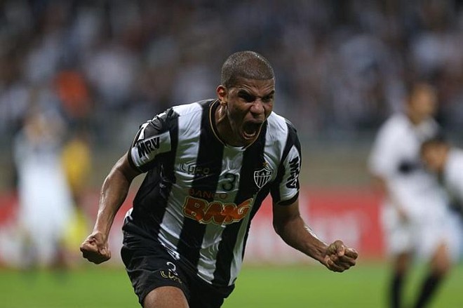 Leonardo Silva comemora o segundo gol do Atlético-MG contra o Olimpia |