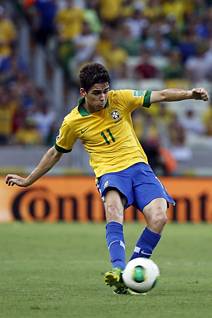 Para seguir na seleção, Oscar não se incomoda de jogar fora de suas características | Albari Rosa / Gazeta do Povo