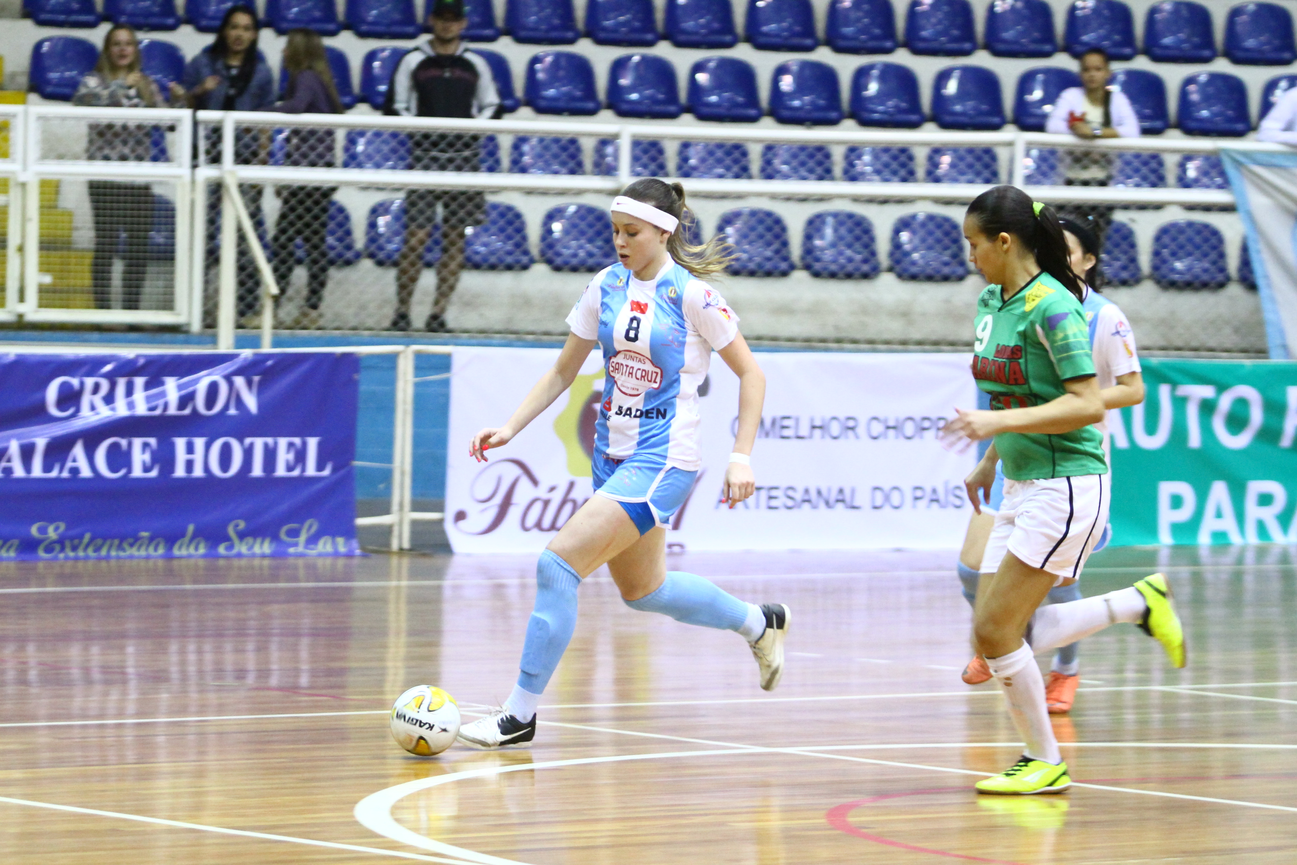 A pivô Letícia foi o destaque do jogo, com 4 gols | Roberto Custódio/JL