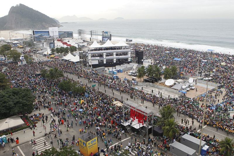 Praia lotada para receber o papa | Aniele Nascimento/Gazeta do Povo