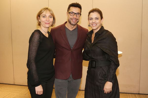 A perfumista francesa Veronique Nyberg (à esq.), da casa de fragrâncias IFF, participou da festa de lançamento da fragrância floral Make B., de O Boticário, nesta quinta-feira, em São Paulo. Também na foto, o badalado maquiador Fernando Torquatto, make up artist da marca, e a diretora de Marketing de O Boticário, Isabella Wanderley | Edu Viana