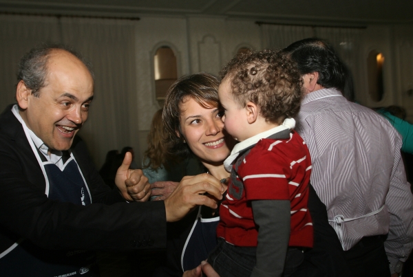 Afilhado de Gustavo e Márcia Fruet, o bebê Nicolas Veras ganhou muitos paparicos do casal na feijoada da Associação dos Amigos do Hospital de Clínicas, sábado, no Clube Concórdia | Mauro Campos