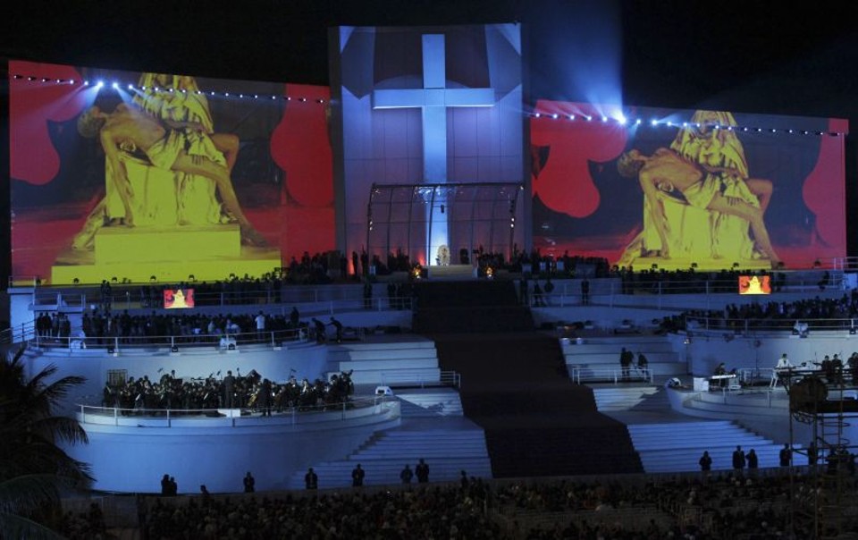 Via-Sacra, um dos principais eventos da JMJ, levou cerca de 1 milhão de pessoas à praia de Copacabana ontem à noite | Ueslei Marcelino/Reuters