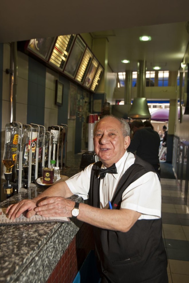 Uma mão no marchand e outra no chope: o movimento é mais fraco, mas o bom-humor continua. 