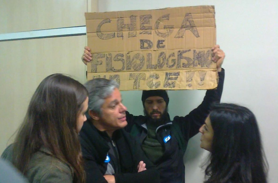 Retirados da sala, os manifestantes passaram a acompanhar a sessão do lado de fora | Aniele Nascimento/Agência de Notícias Gazeta do Povo