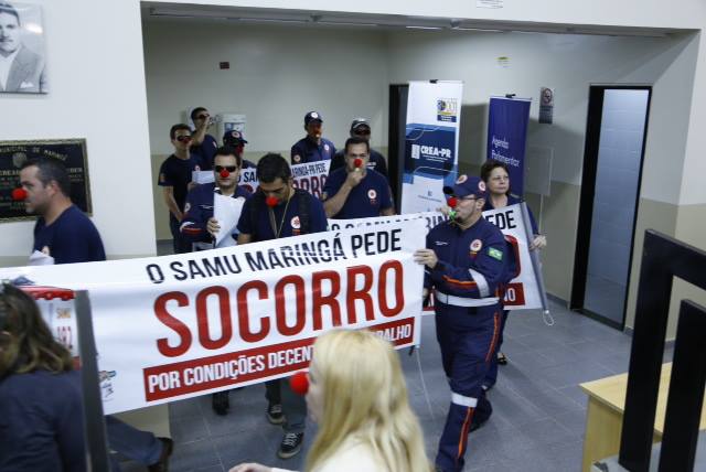 Os manifestantes do Samu levaram cartazes, fizeram apitaços e pediram por mudanças durante a sessão | Reprodução / Página oficial do vereador Ulisses Maia no Facebook