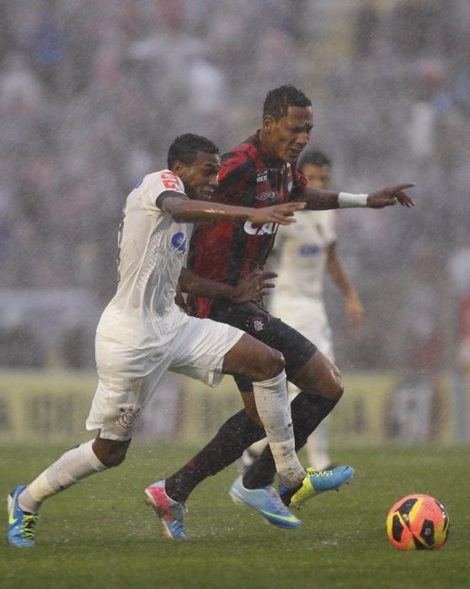Marcão tenta avançar ao ataque, mas recebe marcação corinthiana. | 