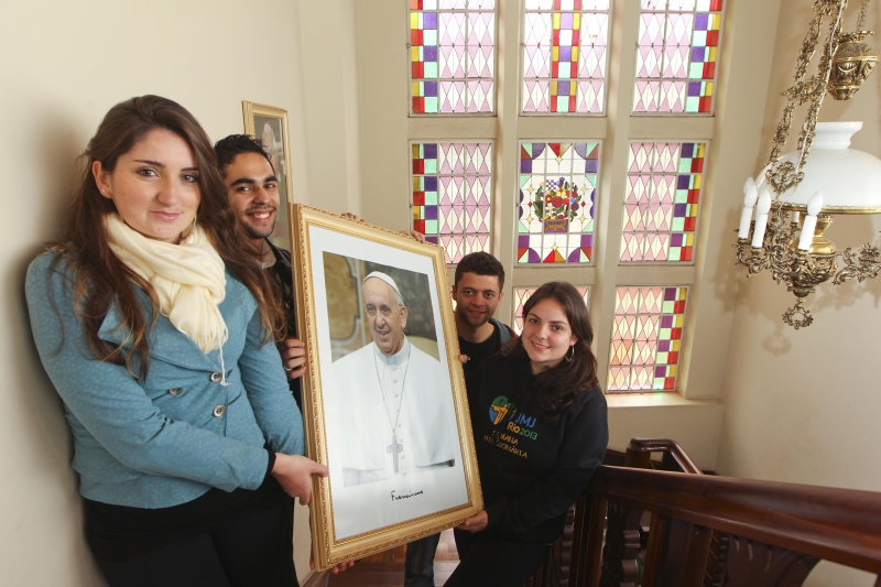Isabella Pimenta (em primeiro plano) com os amigos Jonathan, Cassius e Karime. Jovem foi escolhida para acompanhar o papa | Daniel Castellano/Gazeta do Povo