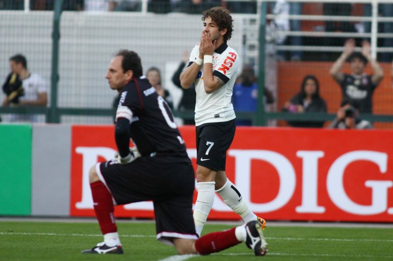 Alexandre Pato lamenta chance de gol desperdiçada no clássico paulista | Marcos Bezerra / Futura Press / Folhapress