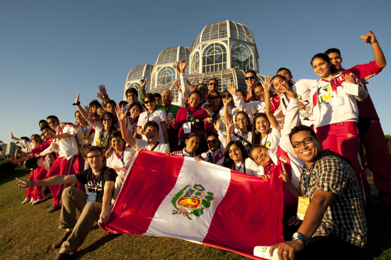 Jovens do Peru aproveitaram o dia para conhecer os principais pontos turísticos de Curitiba | Marcelo Andrade / Gazeta do Povo