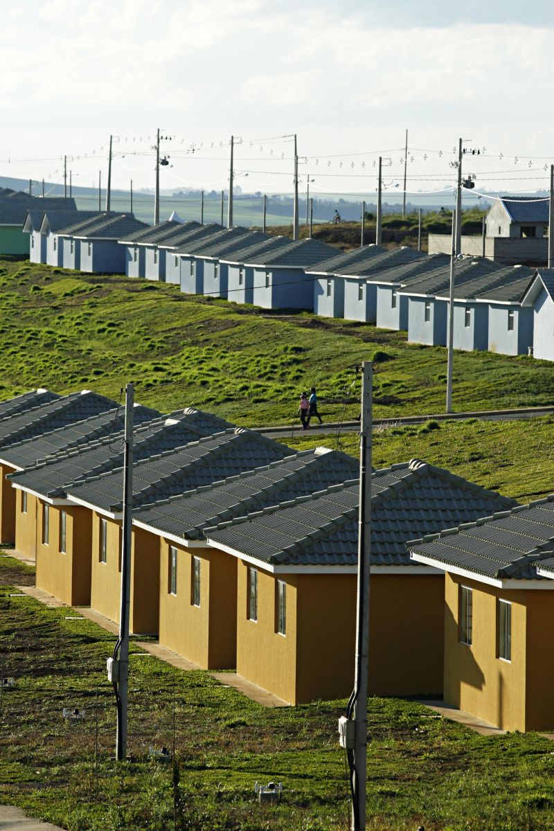 Vista de um dos loteamentos que será inaugurado hoje: casas são voltadas a famílias com renda de até R$ 1,6 mil | Josué Teixeira/Gazeta do Povo