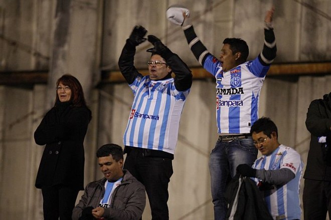 Torcedores do Paysandu encararam o frio curitibano na Vila Capanema para ver a partida com o Atlético |
