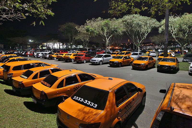 Estacionamento do Parque Barigui ficou lotado de táxis durante audiência pública nesta quinta-feira (4) | Daniel Castellano/Gazeta do Povo