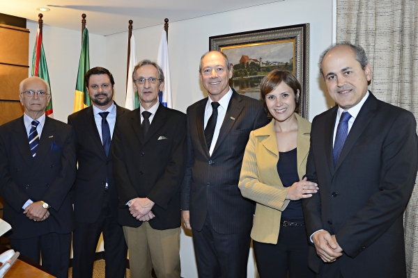 Os homenageados Eduardo Balarotti e Antonio Carlos da Costa Coelho (ambos à esq.) com o vice-presidente da ACP, Camilo Turmina, e o casal Márcia e Gustavo Fruet durante o almoço de ontem pelo Dia do Comerciante | Suellen Lima
