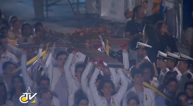 Jovens carregam a cruz durante a Via Sacra |