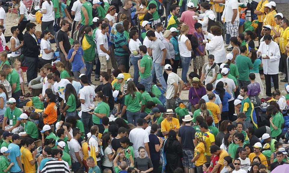 Fiéis na Praia de Copacabana: dificuldades não diminuíram a animação | Aniele Nascimento/Gazeta do Povo