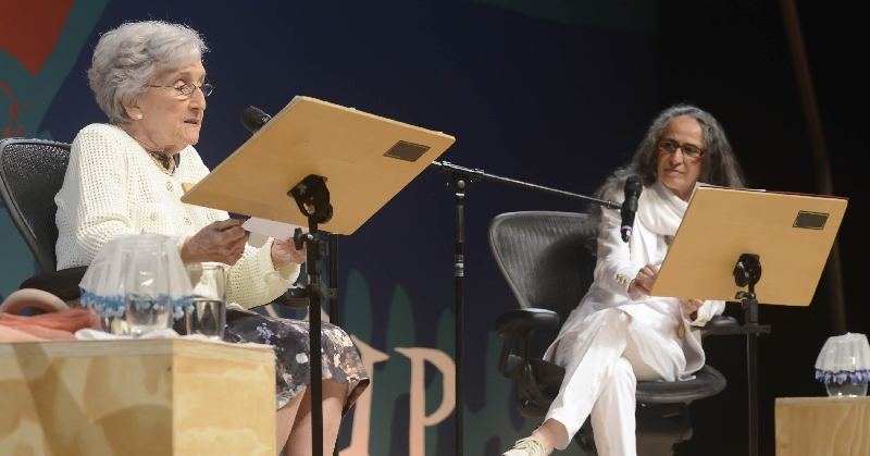 Mesa em que Maria Bethânia e Cleonice Berardinelli recitaram poemas de Fernando Pessoa | Walter Craveiro/Divulgação