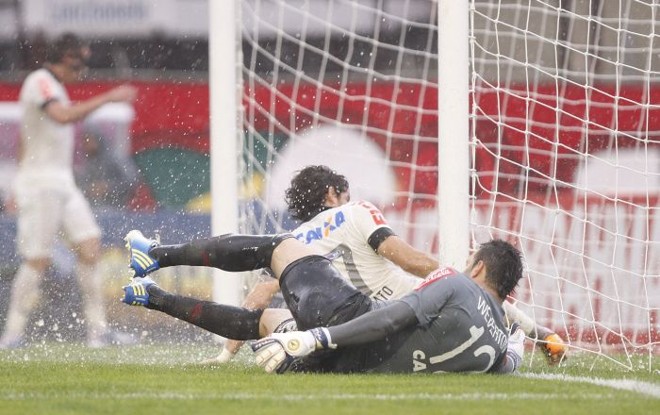 Alexandre Pato marca e empata o jogo para o Corinthians. | 