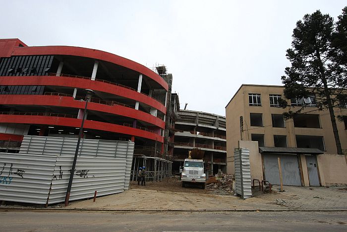 Portas e janelas do conjunto de prédios vizinho à Arena foram retirados para a demolição | Ivonaldo