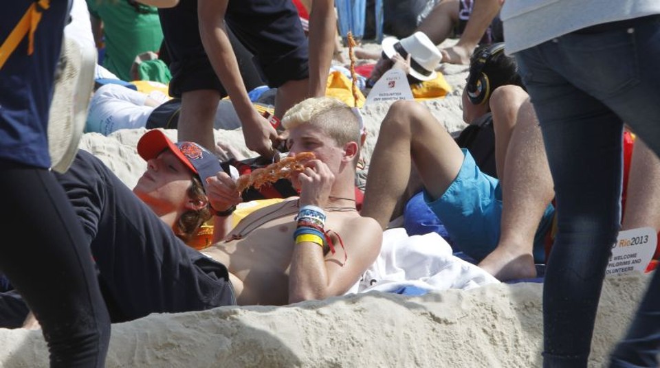 Espetinho de camarão é um dos petiscos de maior sucesso na praia de Copacabana | Aniele Nascimento / Agência de Notícias Gazeta do Povo