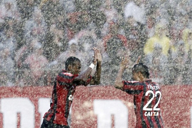 Marcelo comemora gol que abriu o placar na Vila Capanema. |