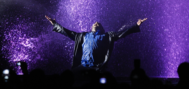 Cenas da peça Homem Vertente, que fez parte da programação do Festival de Teatro deste ano | Hugo Harada/Gazeta do Povo