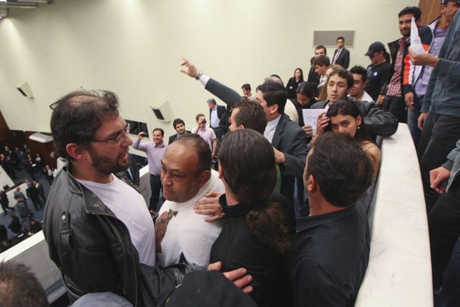 Protestos nas galerias da Assembleia Legislativa com a eleiçãod e Fabio Camargo | 
