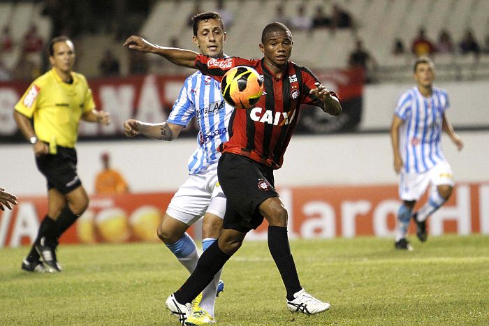 Volante Juninho desarma jogada no empate com o Paysandu em Belém | Ricardo Lima / Folhapress