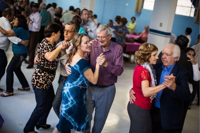 Baile do Sesc, em Curitiba: o número de idosos no mundo vai chegar a 2 bilhões em 2050, segundo a ONU. A cada segundo, duas pessoas celebram seu sexagésimo aniversário. Por ano, são 58 milhões | Brunno Covello/ Gazeta do Povo