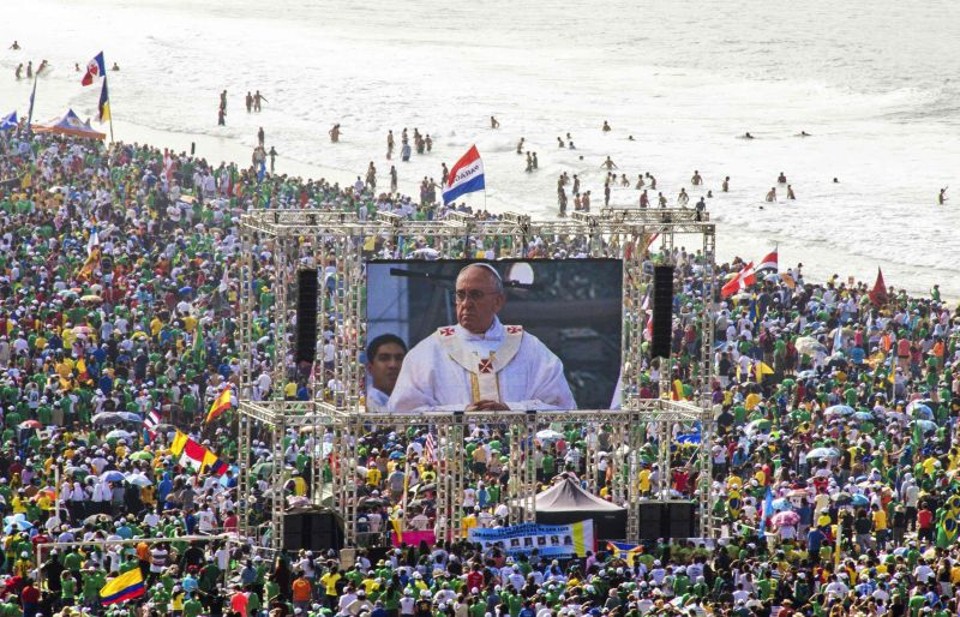 Peregrinos acompa­nham a missa presidida pelo papa, em Copaca­bana: em 20 anos, Igreja perdeu 22,4% dos fiéis | Maria Luiz Mesquita/Reuters