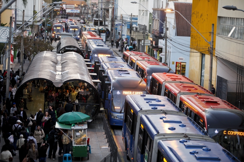 Ônibus quebrado provoca congestionamento de coletivos no Centro de Curitiba: índice de falhas é um dos itens avaliados | André Rodrigues/Gazeta do Povo