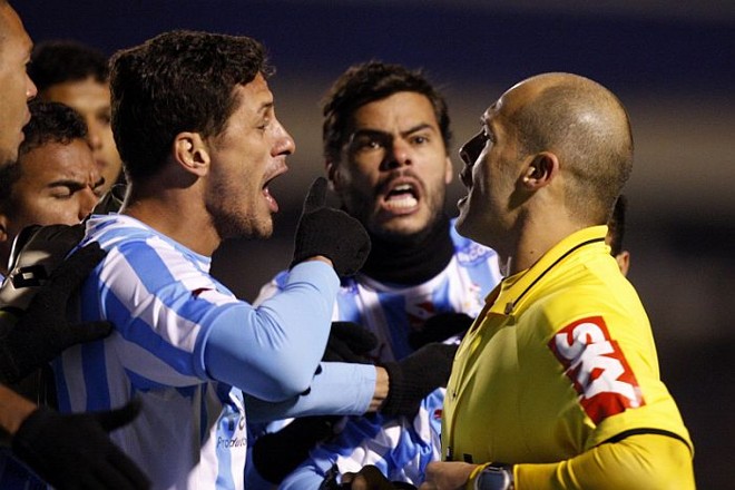 Jogadores do Paysandu reclamam do pênalti marcado para o Atlético com o árbitro Grazianni Maciel Rocha |