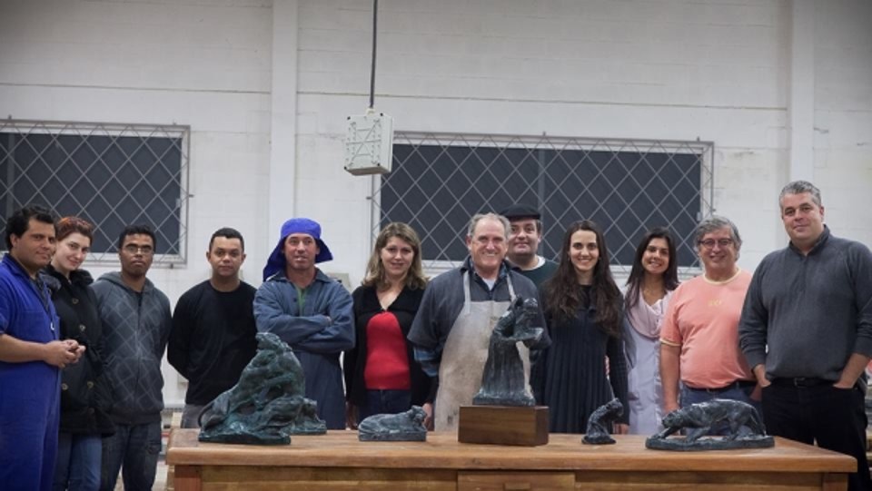O escultor Elvo Benito Damo (de avental) e a equipe do Ateliê João Turin posam diante da escultura Frade, que foi entregue ontem à tarde pela presidente Dilma Rousseff ao papa Francisco, logo após seu desembarque no Rio de Janeiro | Divulgação